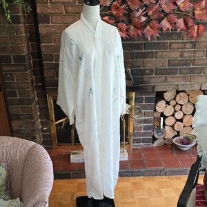 Stunning White Kimono with Lovely Floral Embroidery, Vintage​